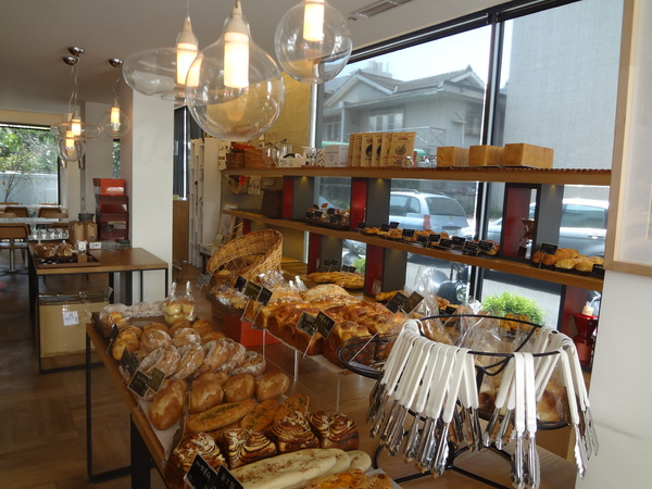 巴蕾麵包：1020717[官本金文愛台灣]巴蕾麵包好吃猶如站在青青草原中的無敵老K