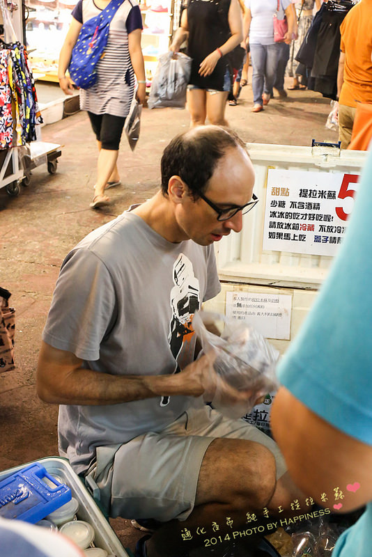 義式手工提拉米蘇：【台北信義_臨江街觀光夜市】限量義式手工提拉米蘇 ♥ 味蕾大滿足! 終於又吃到我朝思暮想的提拉米蘇! ♥