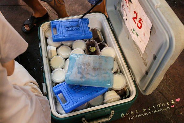 義式手工提拉米蘇：【台北信義_臨江街觀光夜市】限量義式手工提拉米蘇 ♥ 味蕾大滿足! 終於又吃到我朝思暮想的提拉米蘇! ♥