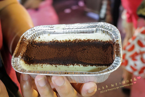 義式手工提拉米蘇：【台北信義_臨江街觀光夜市】限量義式手工提拉米蘇 ♥ 味蕾大滿足! 終於又吃到我朝思暮想的提拉米蘇! ♥