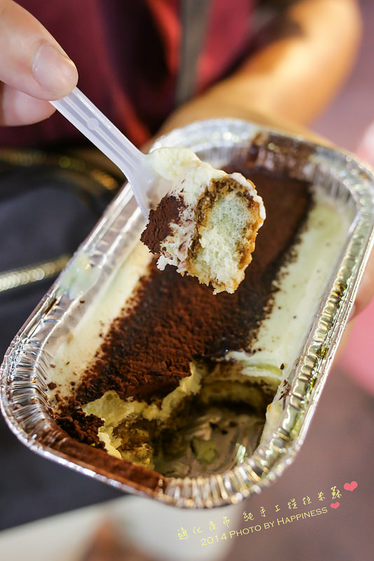 義式手工提拉米蘇：【台北信義_臨江街觀光夜市】限量義式手工提拉米蘇 ♥ 味蕾大滿足! 終於又吃到我朝思暮想的提拉米蘇! ♥