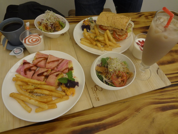 Butter巴特早午餐：1021031[官本金文愛台灣口碑券第12彈]幸運繽紛彩蛋Butter巴特早午餐彷彿在復古英式鄉村中享食彩色蛋餅及美味的海鮮總匯軟法堡