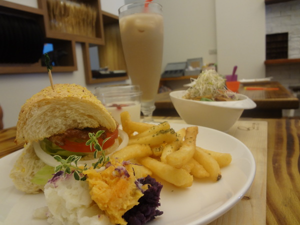 Butter巴特早午餐：1021031[官本金文愛台灣口碑券第12彈]幸運繽紛彩蛋Butter巴特早午餐彷彿在復古英式鄉村中享食彩色蛋餅及美味的海鮮總匯軟法堡