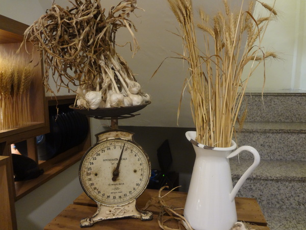 Butter巴特早午餐：1021031[官本金文愛台灣口碑券第12彈]幸運繽紛彩蛋Butter巴特早午餐彷彿在復古英式鄉村中享食彩色蛋餅及美味的海鮮總匯軟法堡