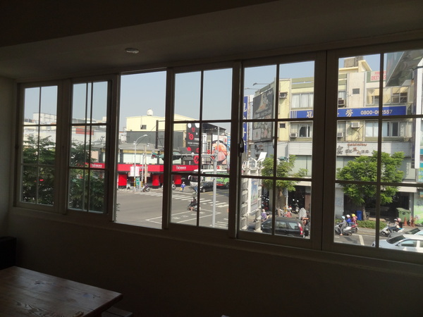 Butter巴特早午餐：1021031[官本金文愛台灣口碑券第12彈]幸運繽紛彩蛋Butter巴特早午餐彷彿在復古英式鄉村中享食彩色蛋餅及美味的海鮮總匯軟法堡