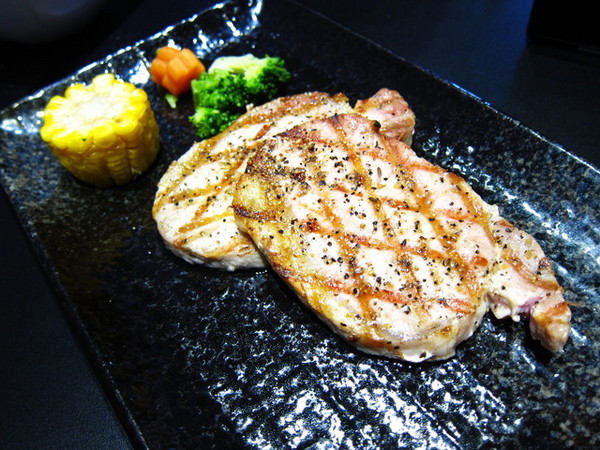 小惡魔炭燒牛排:<新北|捷運永安市場|牛排館>超正點平價排餐~雞豬牛都好吃!!!