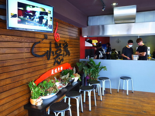 小惡魔炭燒牛排:<新北|捷運永安市場|牛排館>超正點平價排餐~雞豬牛都好吃!!!