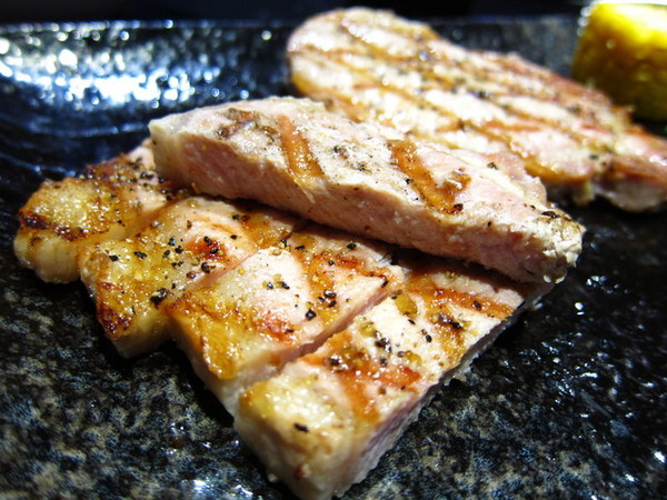 小惡魔炭燒牛排:<新北|捷運永安市場|牛排館>超正點平價排餐~雞豬牛都好吃!!!