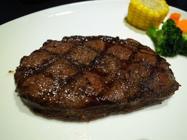 小惡魔炭燒牛排:<新北|捷運永安市場|牛排館>超正點平價排餐~雞豬牛都好吃!!!