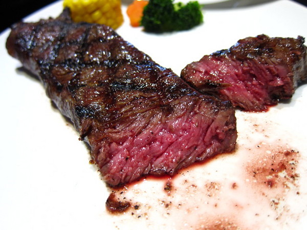 小惡魔炭燒牛排:<新北|捷運永安市場|牛排館>超正點平價排餐~雞豬牛都好吃!!!