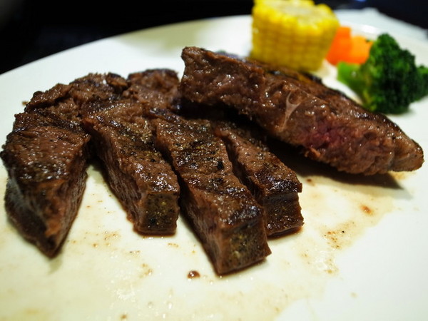 小惡魔炭燒牛排:<新北|捷運永安市場|牛排館>超正點平價排餐~雞豬牛都好吃!!!