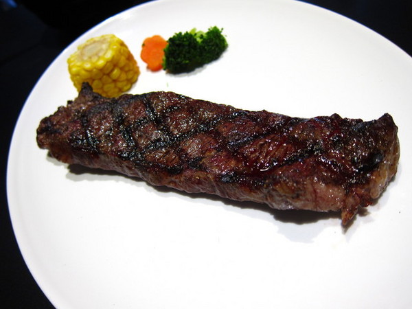 小惡魔炭燒牛排:<新北|捷運永安市場|牛排館>超正點平價排餐~雞豬牛都好吃!!!