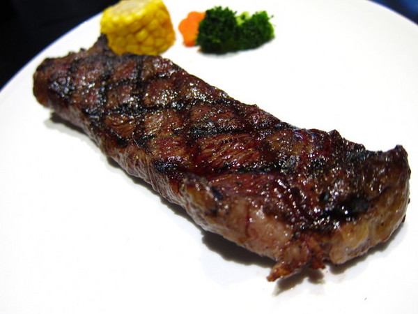 小惡魔炭燒牛排:<新北|捷運永安市場|牛排館>超正點平價排餐~雞豬牛都好吃!!!