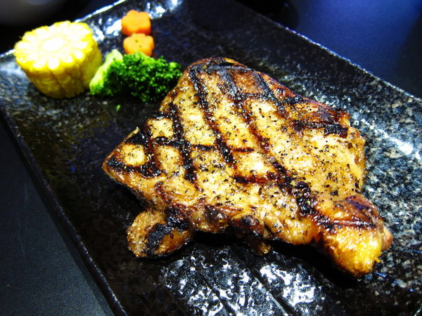 小惡魔炭燒牛排:<新北|捷運永安市場|牛排館>超正點平價排餐~雞豬牛都好吃!!!