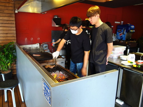 小惡魔炭燒牛排:<新北|捷運永安市場|牛排館>超正點平價排餐~雞豬牛都好吃!!!