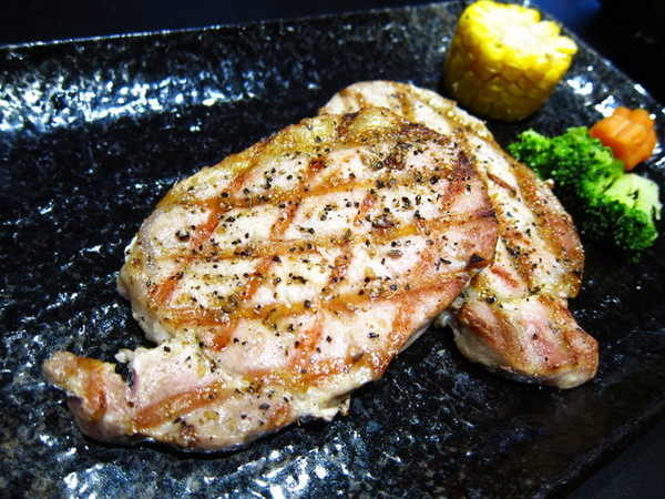 小惡魔炭燒牛排:<新北|捷運永安市場|牛排館>超正點平價排餐~雞豬牛都好吃!!!