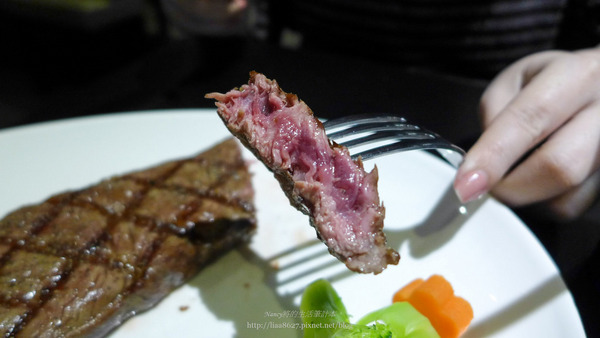 小惡魔炭燒牛排：(中和區美食)小惡魔炭燒牛排,讓您直接品嘗肉品的原味