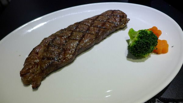 小惡魔炭燒牛排：(中和區美食)小惡魔炭燒牛排,讓您直接品嘗肉品的原味