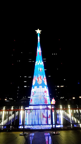 新北市政府夢幻聖誕城:【板橋遊記】2013新北市政府夢幻聖誕城!耶誕樹點燈倒數一天!