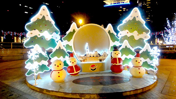 新北市政府夢幻聖誕城:【板橋遊記】2013新北市政府夢幻聖誕城!耶誕樹點燈倒數一天!