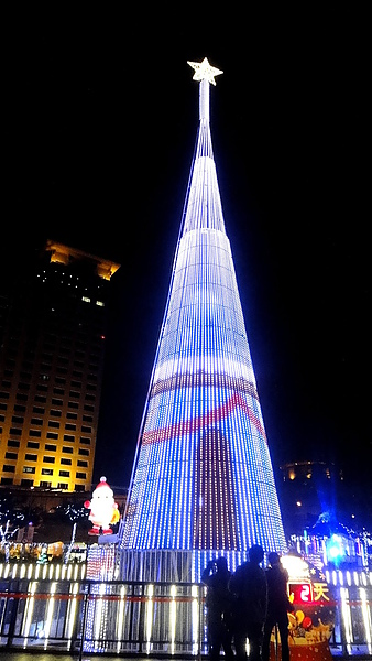 新北市政府夢幻聖誕城:【板橋遊記】2013新北市政府夢幻聖誕城!耶誕樹點燈倒數一天!