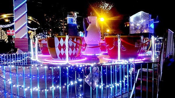 新北市政府夢幻聖誕城:【板橋遊記】2013新北市政府夢幻聖誕城!耶誕樹點燈倒數一天!