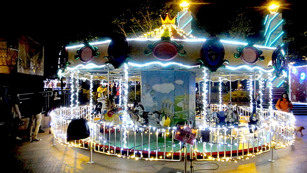 新北市政府夢幻聖誕城:【板橋遊記】2013新北市政府夢幻聖誕城!耶誕樹點燈倒數一天!