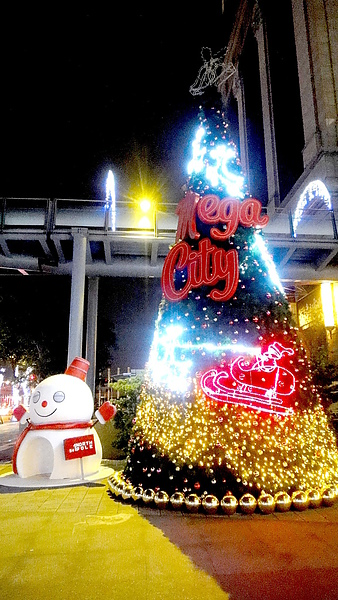 新北市政府夢幻聖誕城:【板橋遊記】2013新北市政府夢幻聖誕城!耶誕樹點燈倒數一天!