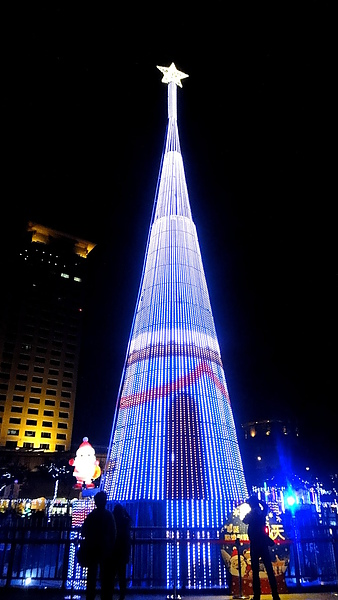 新北市政府夢幻聖誕城:【板橋遊記】2013新北市政府夢幻聖誕城!耶誕樹點燈倒數一天!