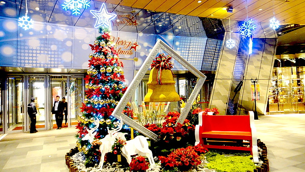 新北市政府夢幻聖誕城:【板橋遊記】2013新北市政府夢幻聖誕城!耶誕樹點燈倒數一天!