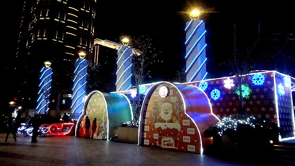 新北市政府夢幻聖誕城:【板橋遊記】2013新北市政府夢幻聖誕城!耶誕樹點燈倒數一天!