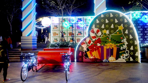 新北市政府夢幻聖誕城:【板橋遊記】2013新北市政府夢幻聖誕城!耶誕樹點燈倒數一天!