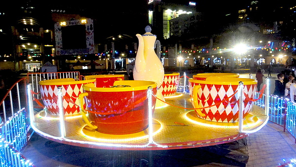 新北市政府夢幻聖誕城:【板橋遊記】2013新北市政府夢幻聖誕城!耶誕樹點燈倒數一天!