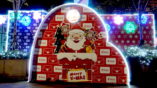 新北市政府夢幻聖誕城:【板橋遊記】2013新北市政府夢幻聖誕城!耶誕樹點燈倒數一天!