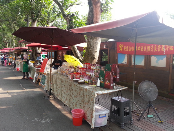 古坑綠色隧道：[雲林][景點]古坑綠色隧道+蜜蜂故事館半日遊~假日踩街好好玩