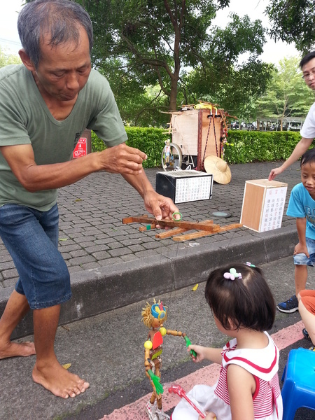 古坑綠色隧道：[雲林][景點]古坑綠色隧道+蜜蜂故事館半日遊~假日踩街好好玩