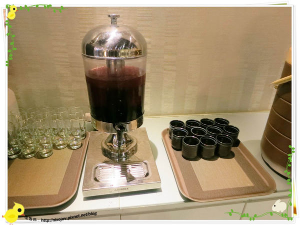 台北-本沐食堂-美味的壽喜燒吃到飽-蔓越莓汁