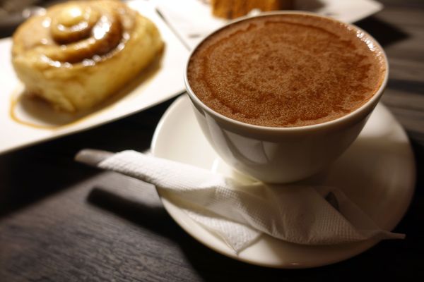 巴黎米咖啡 Cafe 8mm:(胖樺食記)公館商圈適合久坐看書的寧靜咖啡廳「巴黎米Café 8mm」。甜點及飲品皆讓人驚喜