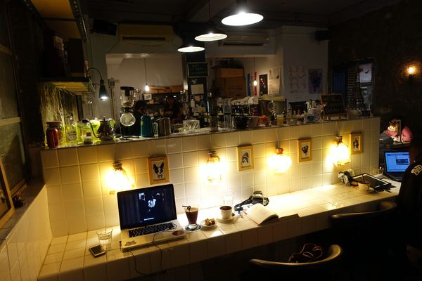 巴黎米咖啡 Cafe 8mm:(胖樺食記)公館商圈適合久坐看書的寧靜咖啡廳「巴黎米Café 8mm」。甜點及飲品皆讓人驚喜