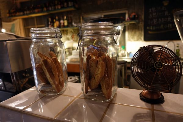 巴黎米咖啡 Cafe 8mm:(胖樺食記)公館商圈適合久坐看書的寧靜咖啡廳「巴黎米Café 8mm」。甜點及飲品皆讓人驚喜