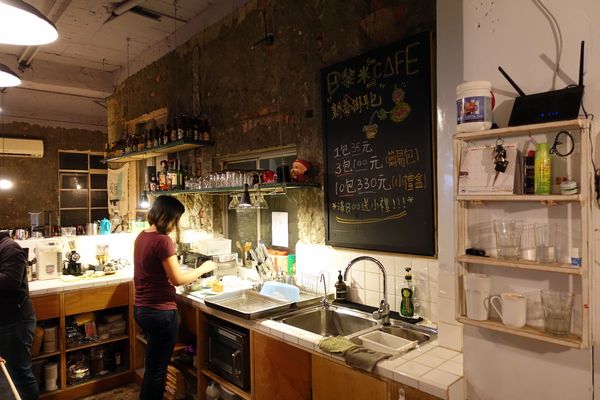 巴黎米咖啡 Cafe 8mm:(胖樺食記)公館商圈適合久坐看書的寧靜咖啡廳「巴黎米Café 8mm」。甜點及飲品皆讓人驚喜