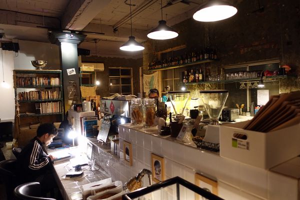 巴黎米咖啡 Cafe 8mm:(胖樺食記)公館商圈適合久坐看書的寧靜咖啡廳「巴黎米Café 8mm」。甜點及飲品皆讓人驚喜