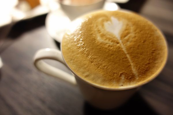 巴黎米咖啡 Cafe 8mm:(胖樺食記)公館商圈適合久坐看書的寧靜咖啡廳「巴黎米Café 8mm」。甜點及飲品皆讓人驚喜