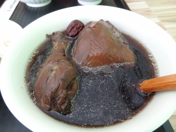 心仙草園：1021028[官本金文愛台灣口碑券第11彈]草綠色系心仙草園的仙草雞湯好吃到會讓神仙都想草上飛料理超級有創意