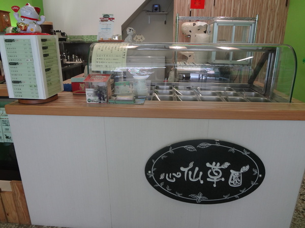 心仙草園：1021028[官本金文愛台灣口碑券第11彈]草綠色系心仙草園的仙草雞湯好吃到會讓神仙都想草上飛料理超級有創意