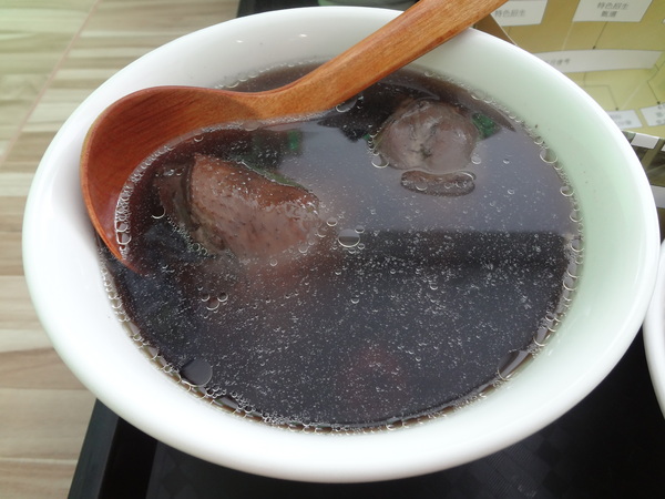 心仙草園：1021028[官本金文愛台灣口碑券第11彈]草綠色系心仙草園的仙草雞湯好吃到會讓神仙都想草上飛料理超級有創意