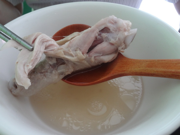 心仙草園：1021028[官本金文愛台灣口碑券第11彈]草綠色系心仙草園的仙草雞湯好吃到會讓神仙都想草上飛料理超級有創意