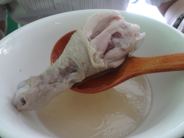 心仙草園：1021028[官本金文愛台灣口碑券第11彈]草綠色系心仙草園的仙草雞湯好吃到會讓神仙都想草上飛料理超級有創意