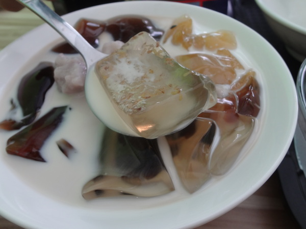 心仙草園：1021028[官本金文愛台灣口碑券第11彈]草綠色系心仙草園的仙草雞湯好吃到會讓神仙都想草上飛料理超級有創意