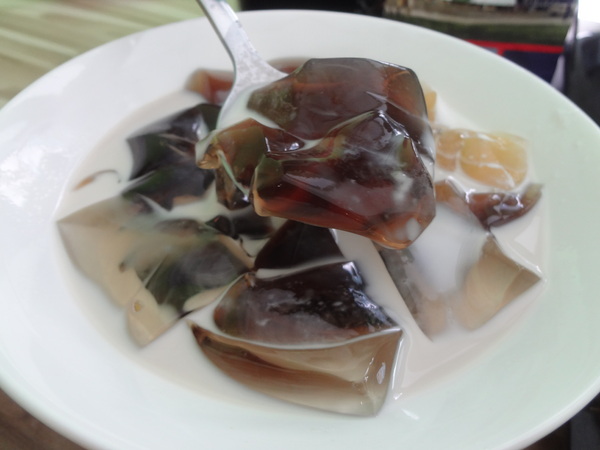 心仙草園：1021028[官本金文愛台灣口碑券第11彈]草綠色系心仙草園的仙草雞湯好吃到會讓神仙都想草上飛料理超級有創意